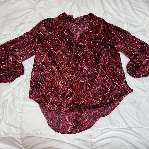 Kaari Blue charmeuse blouse with neck tie. Black / deep red snake print Size Med - Picture 3 of 7